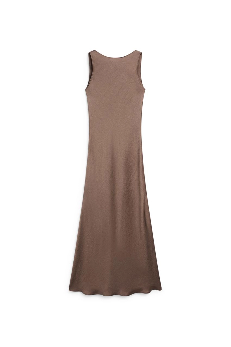 Длинное платье из шелка с лёгкими складками