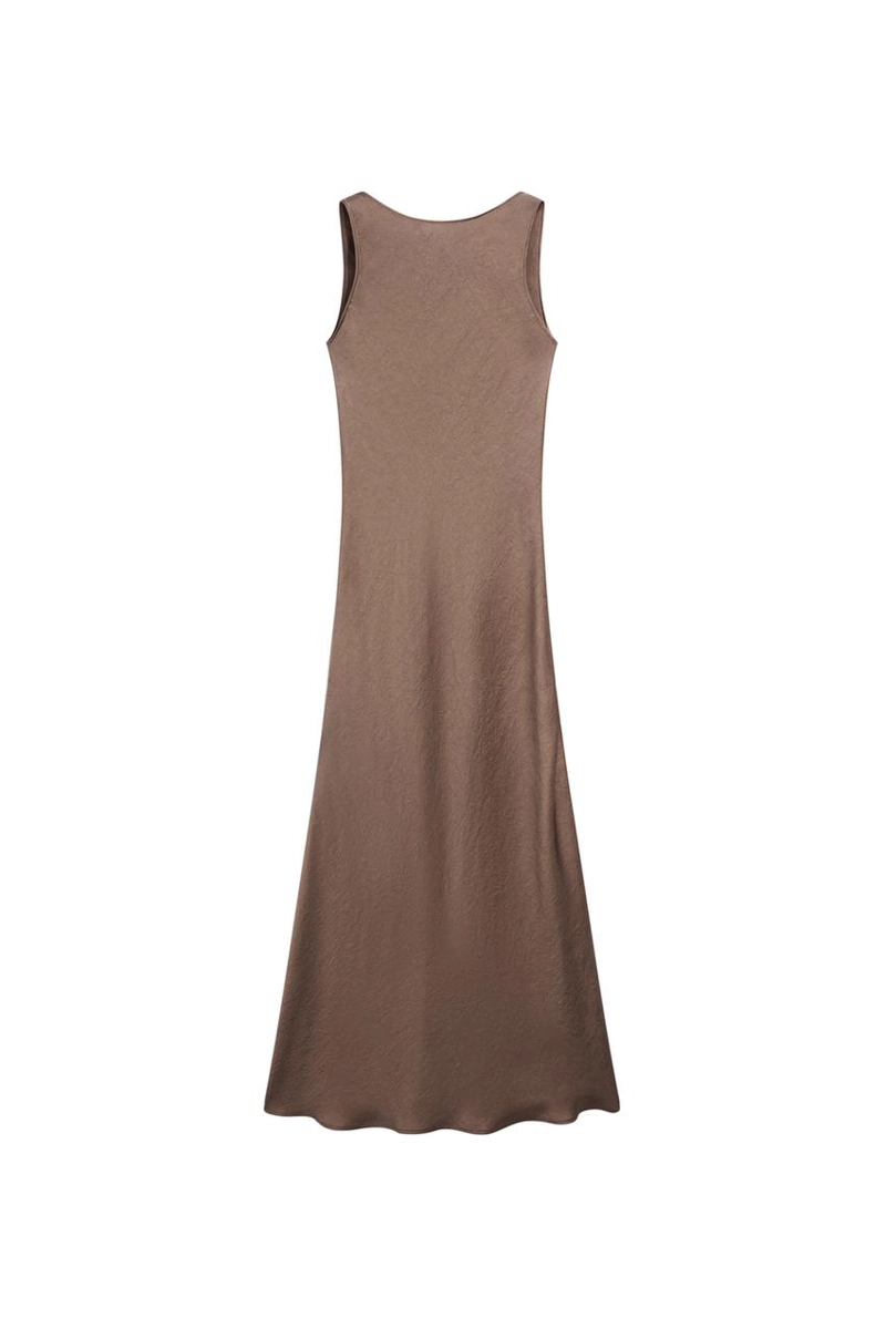 Длинное платье из шелка с лёгкими складками