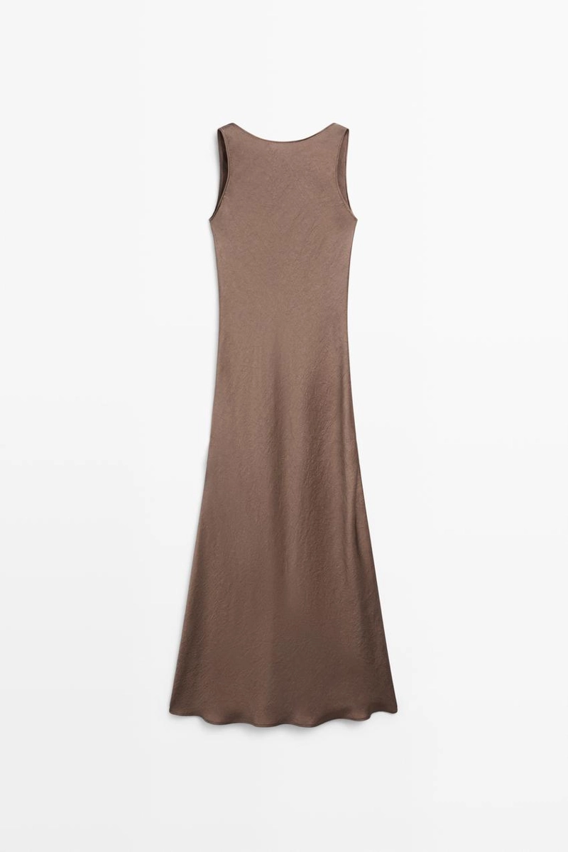 Длинное платье из шелка с лёгкими складками