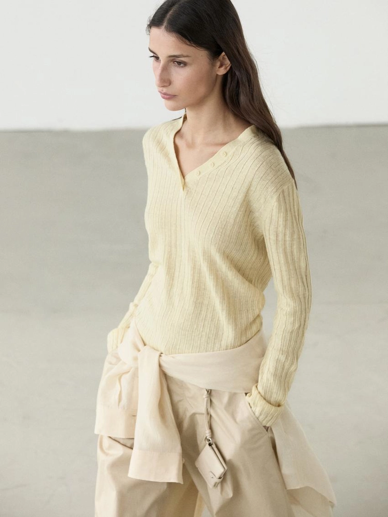 Льняной вязаный свитер с пуговицами