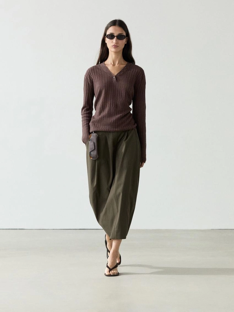 Свитер из льняного трикотажа с деталями на пуговицах