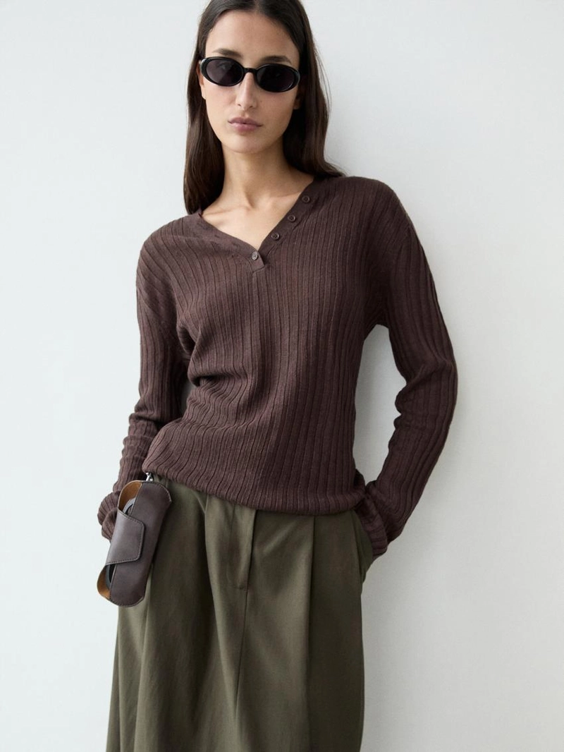 Свитер из льняного трикотажа с деталями на пуговицах