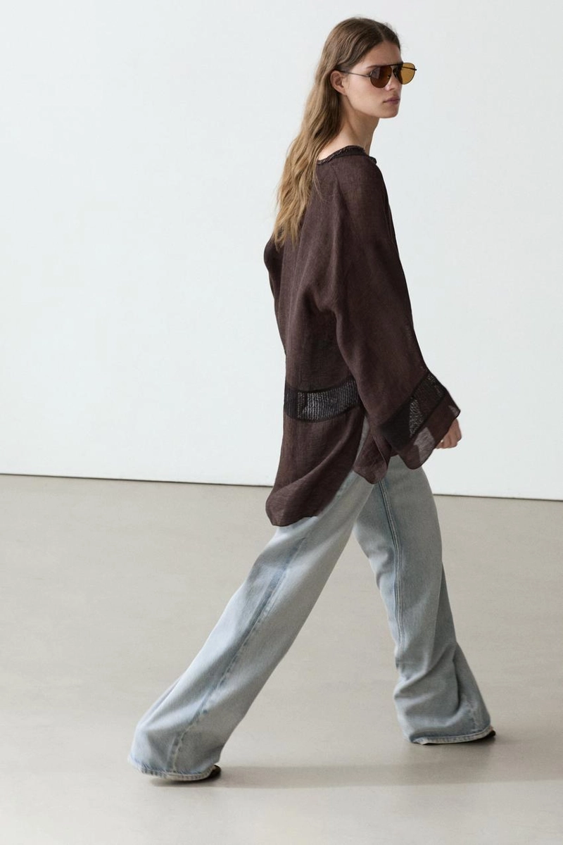 Приталенная блуза из льняно-смешаной ткани с кружевными деталями