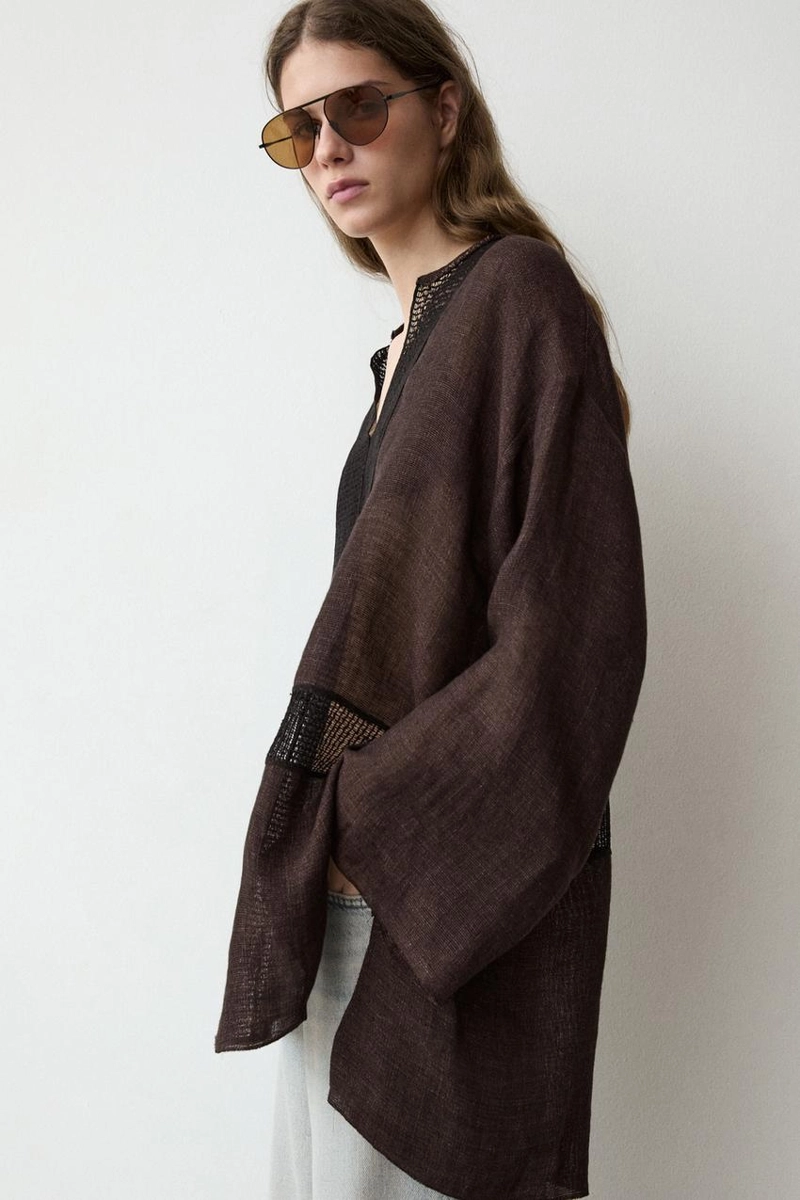 Приталенная блуза из льняно-смешаной ткани с кружевными деталями