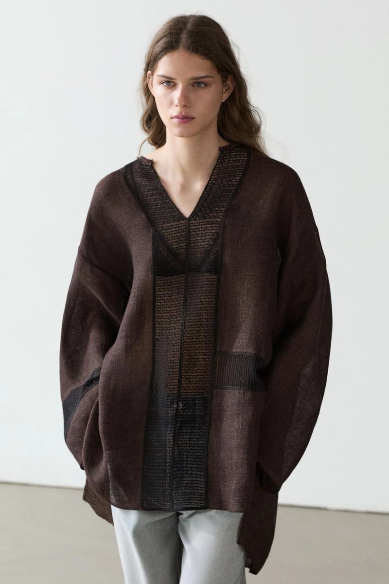 Приталенная блуза из льняно-смешаной ткани с кружевными деталями