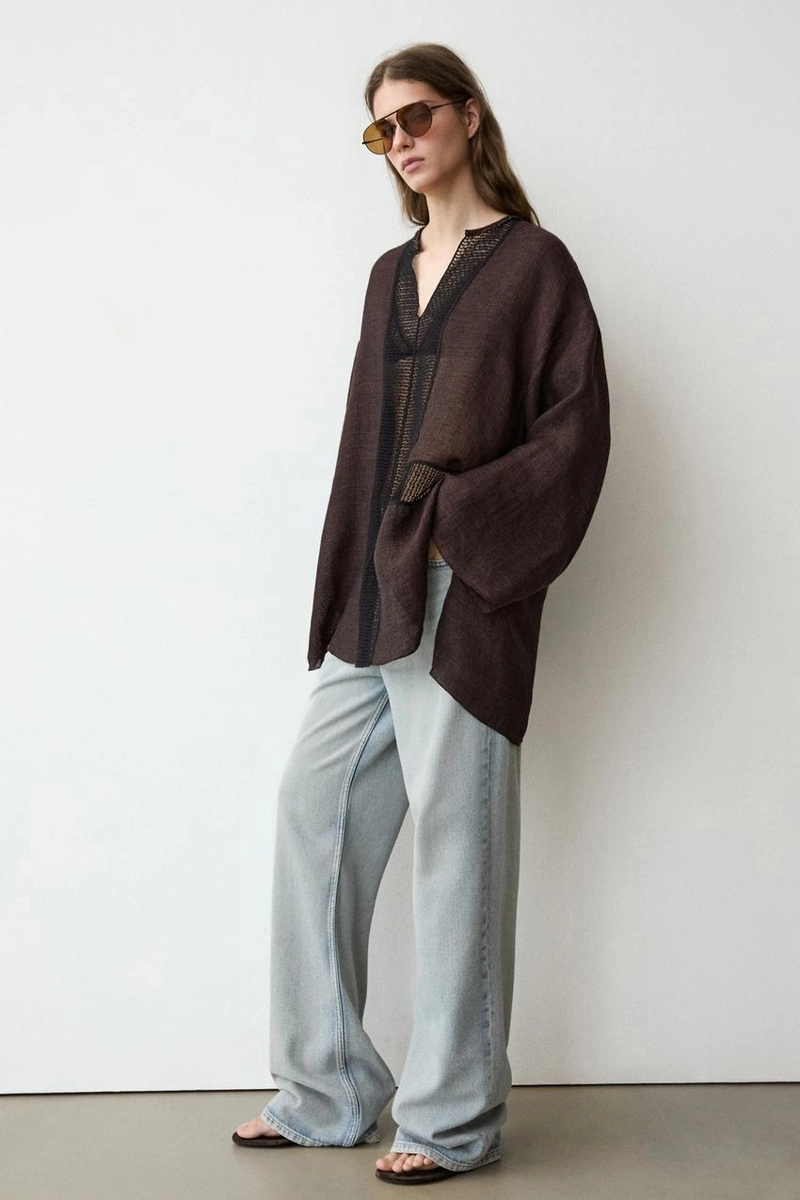 Приталенная блуза из льняно-смешаной ткани с кружевными деталями