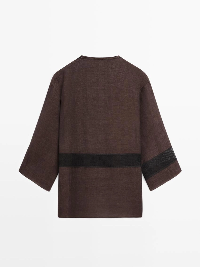 Приталенная блуза из льняно-смешаной ткани с кружевными деталями