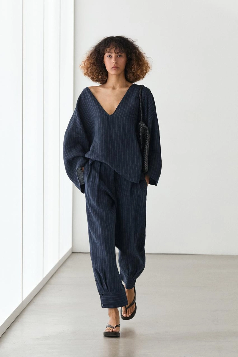 Рубашка из льна в полоску с деталями на спине