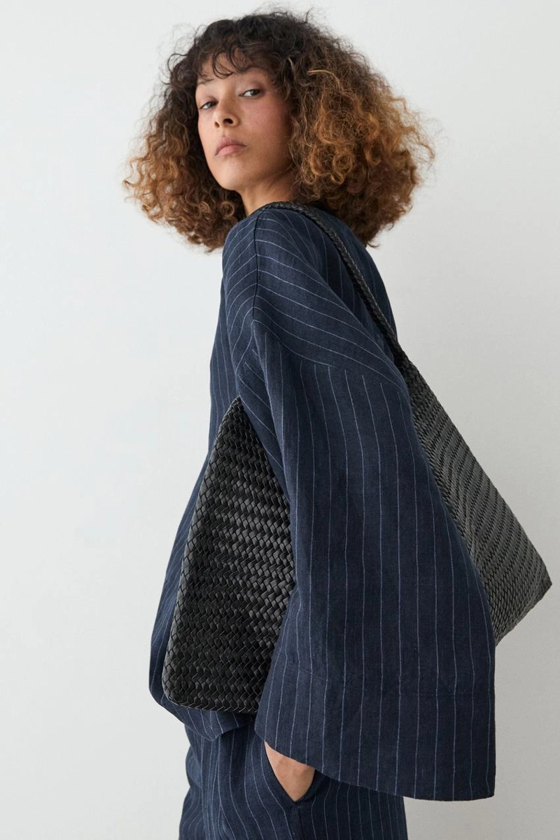 Рубашка из льна в полоску с деталями на спине