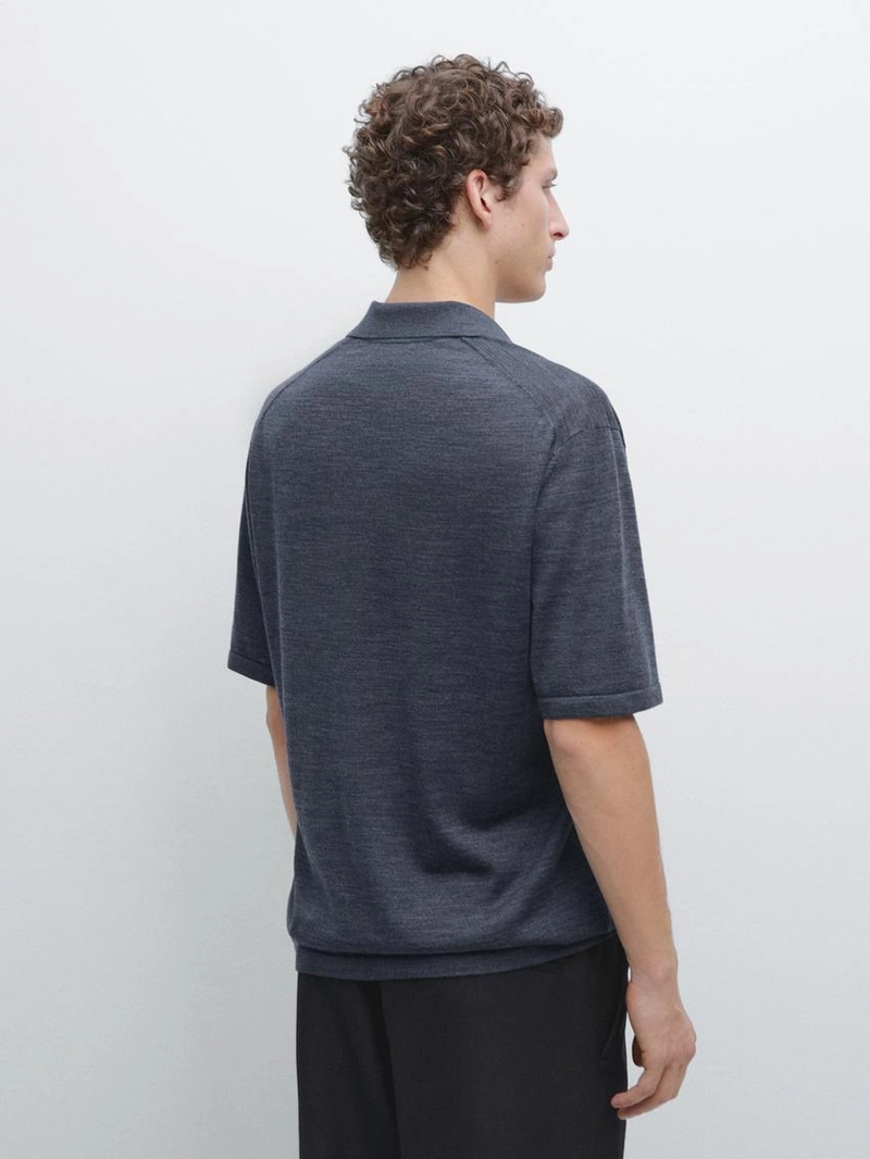 Поло с в-образным воротником из вязаного шерстяного трикотажа