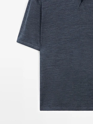 Поло с в-образным воротником из вязаного шерстяного трикотажа- Заказать в России