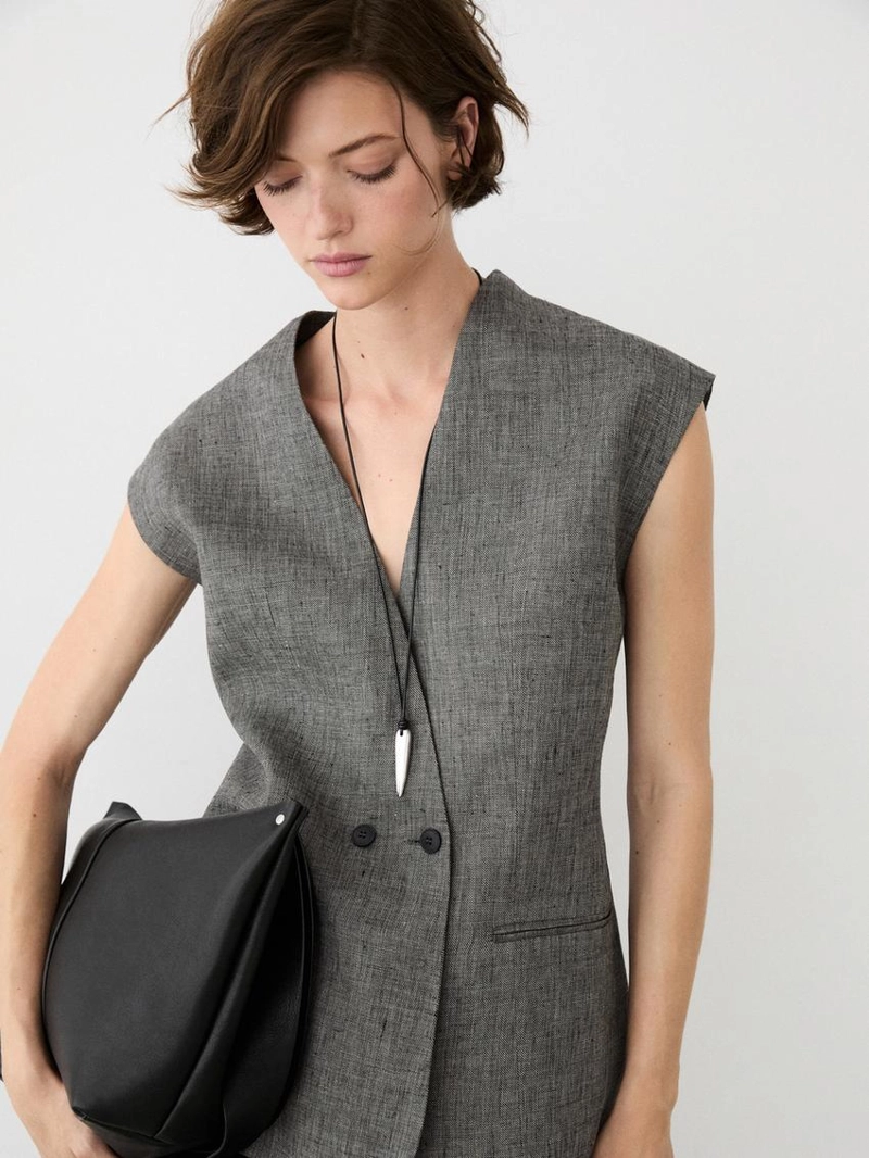 Льняной жилет с выраженными плечами