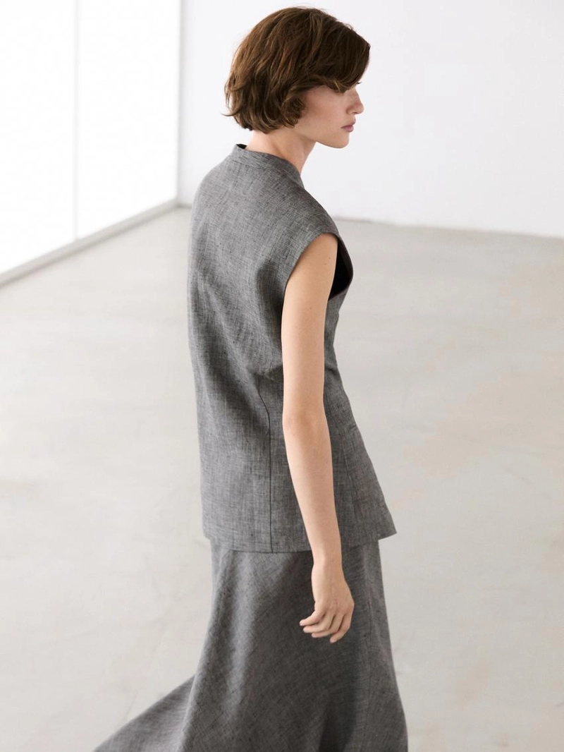 Льняной жилет с выраженными плечами