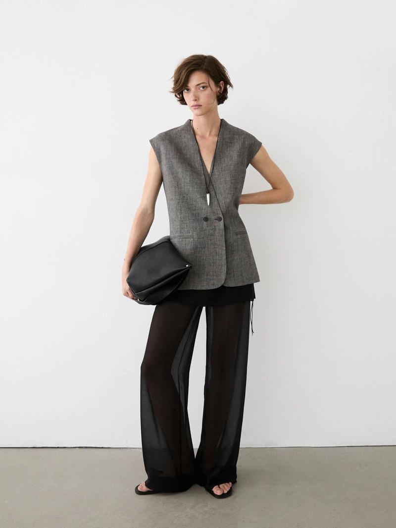 Льняной жилет с выраженными плечами