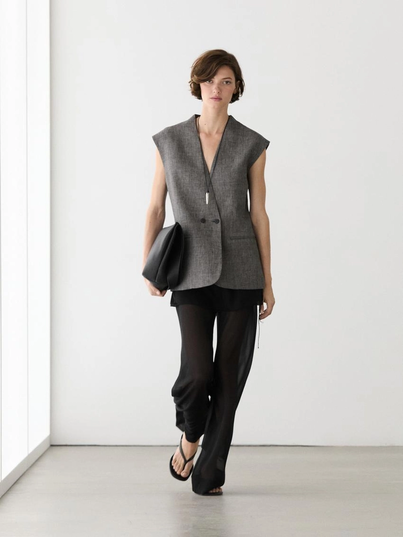 Льняной жилет с выраженными плечами