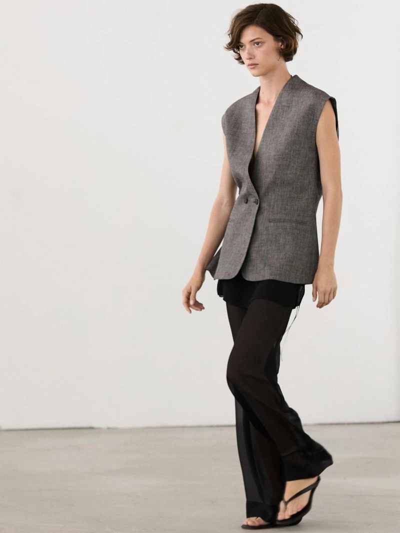 Льняной жилет с выраженными плечами