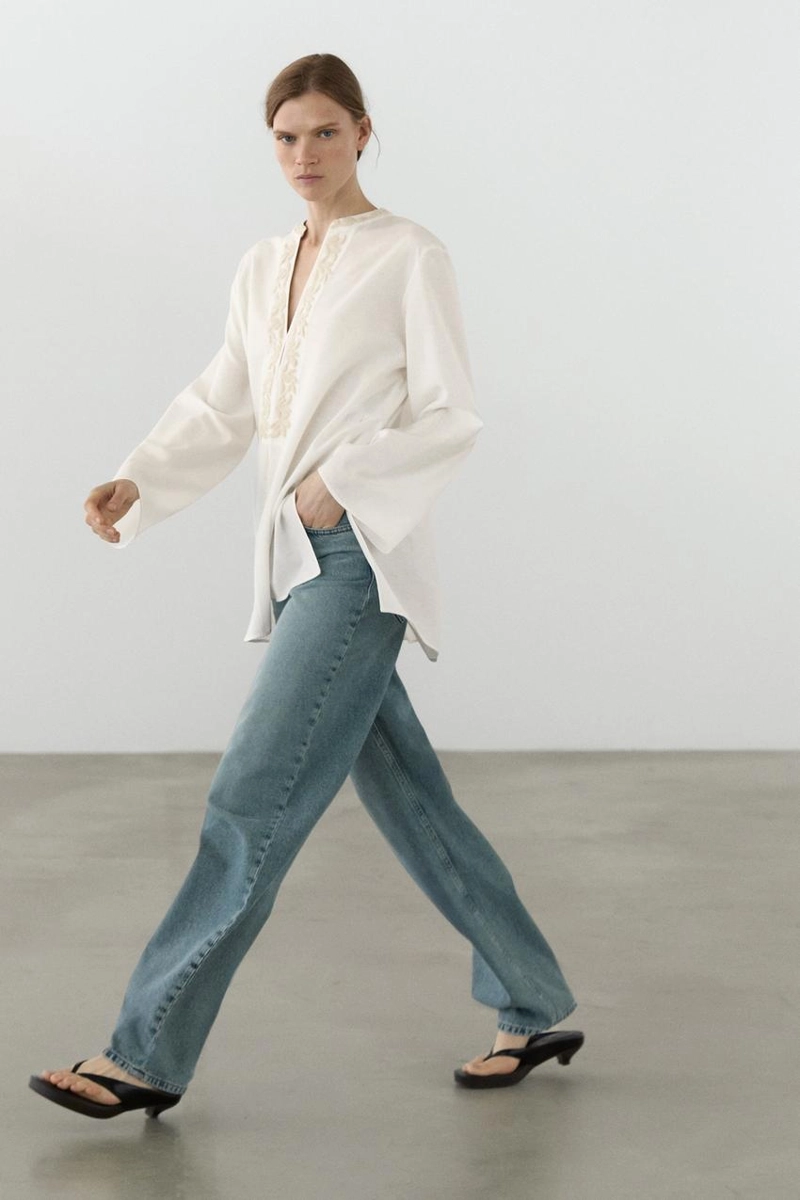 Расклешенная блуза с отложным воротником и вышивкой