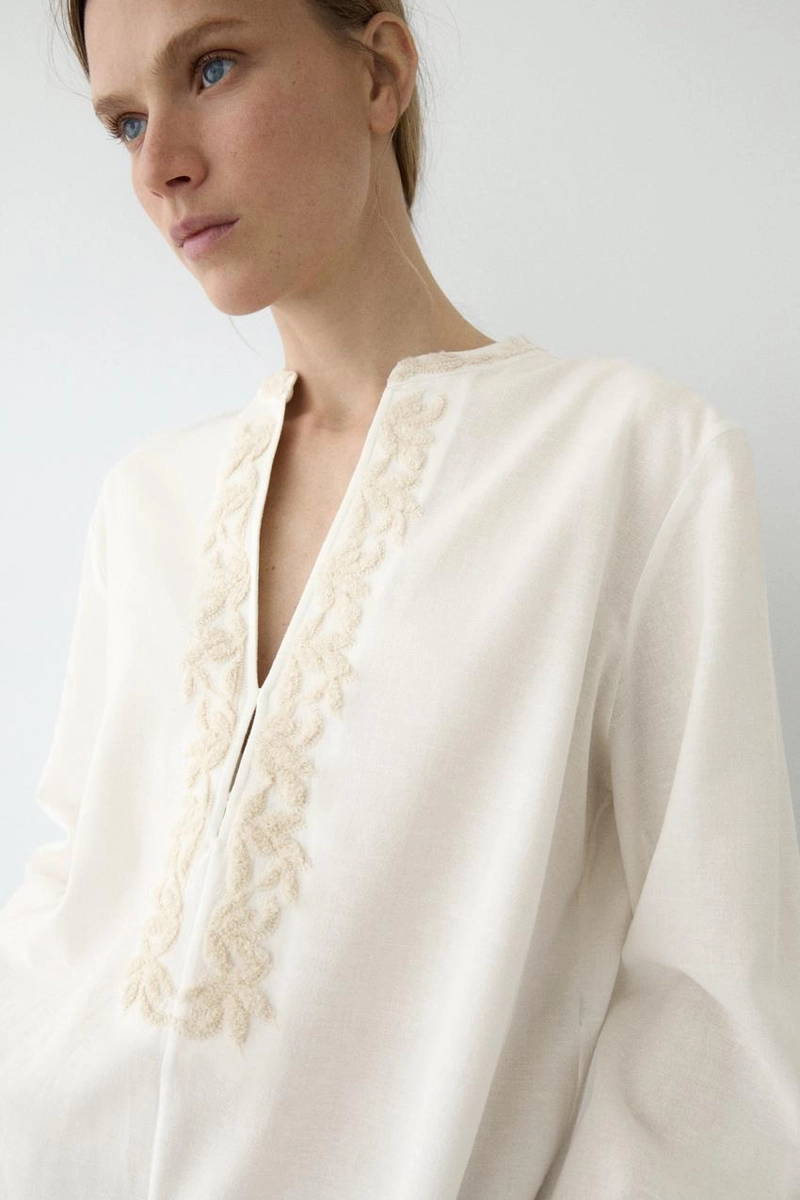 Расклешенная блуза с отложным воротником и вышивкой