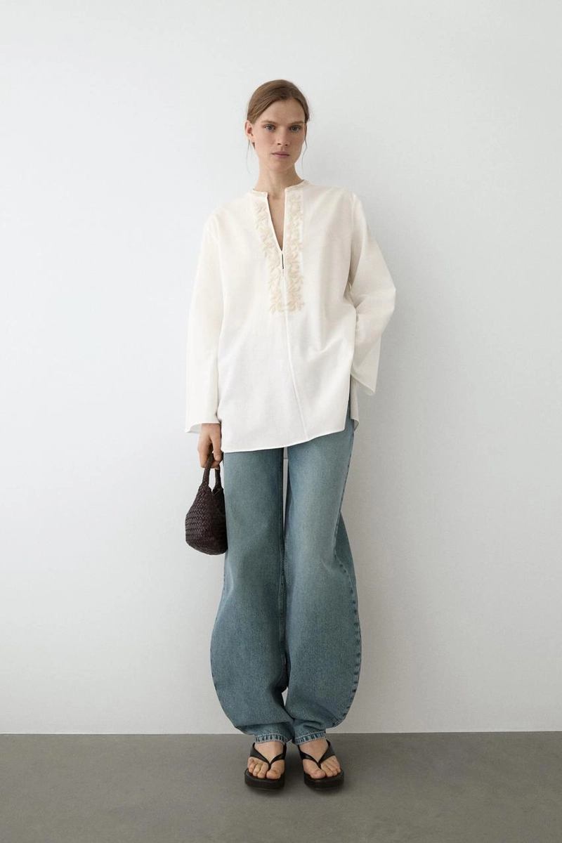 Расклешенная блуза с отложным воротником и вышивкой