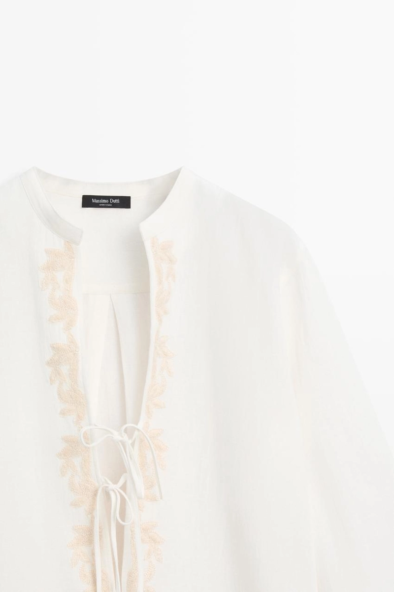 Расклешенная блуза с отложным воротником и вышивкой