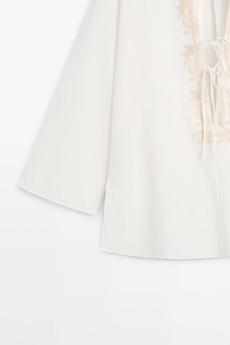 Расклешенная блуза с отложным воротником и вышивкой