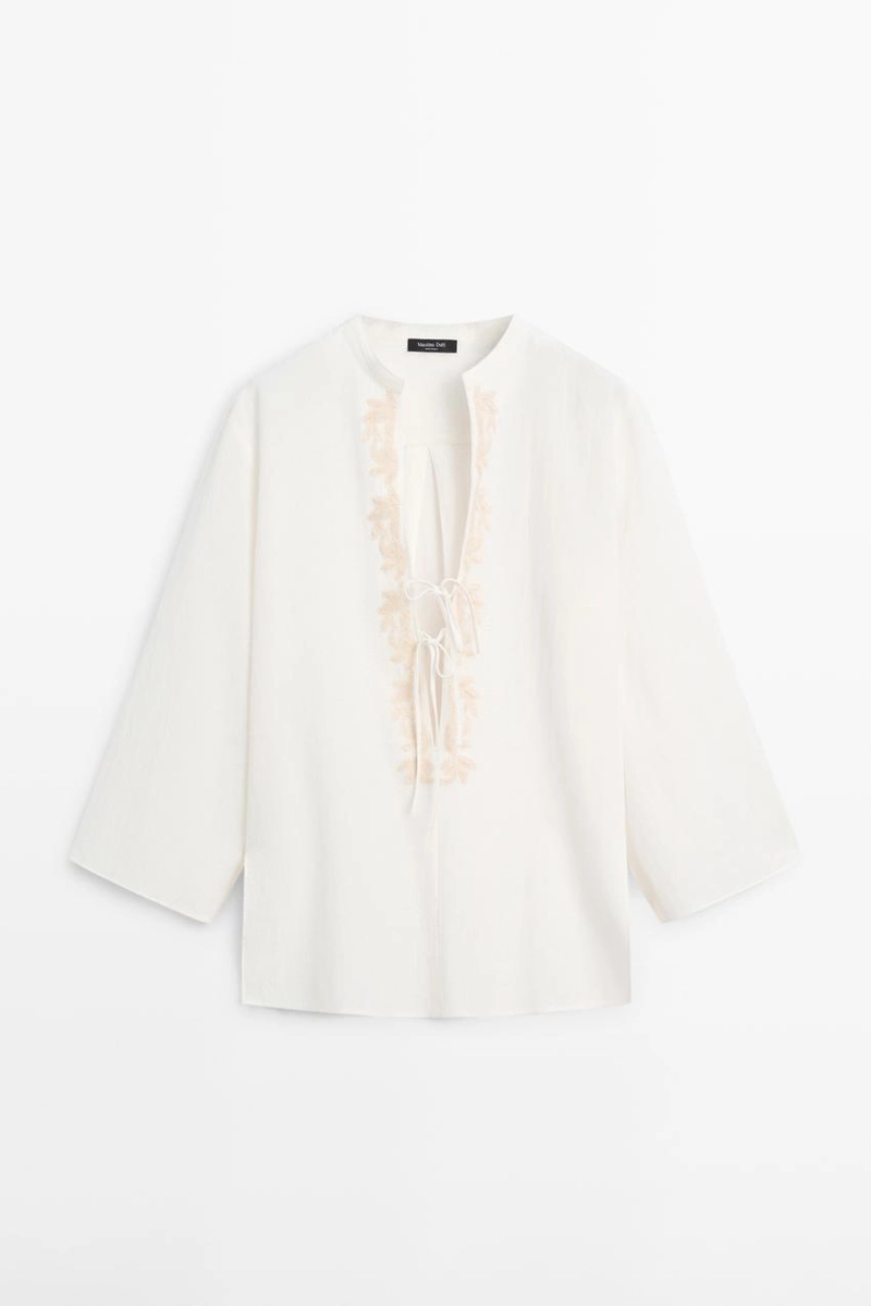 Расклешенная блуза с отложным воротником и вышивкой