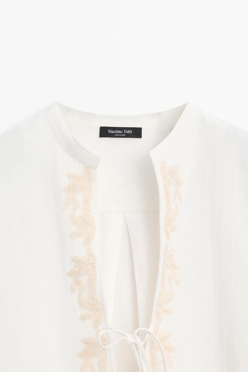 Расклешенная блуза с отложным воротником и вышивкой