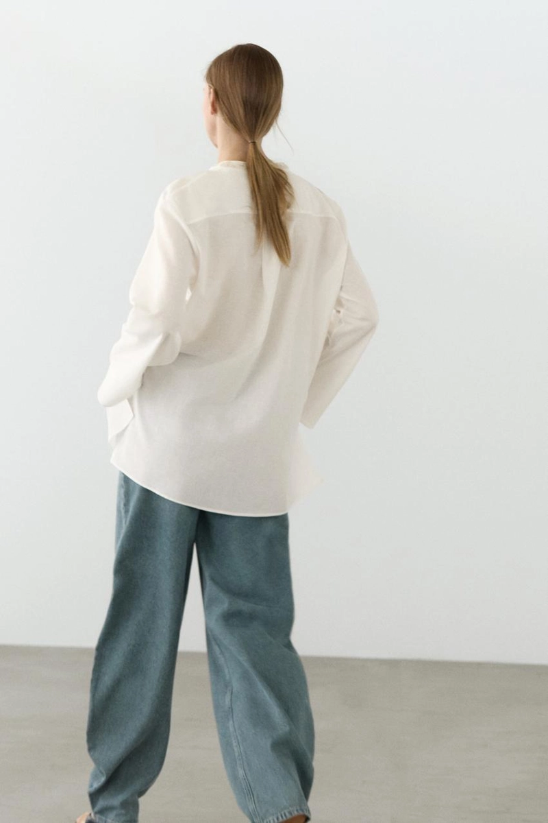 Расклешенная блуза с отложным воротником и вышивкой