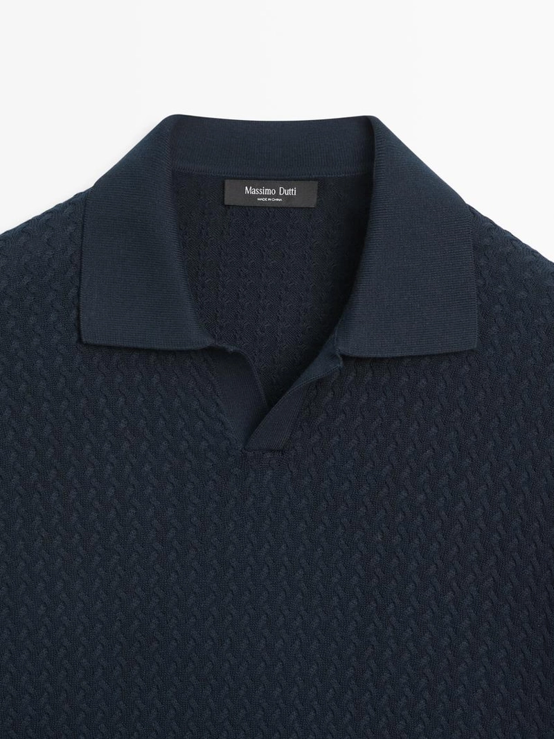 Поло с v-образным вырезом и косым плетением