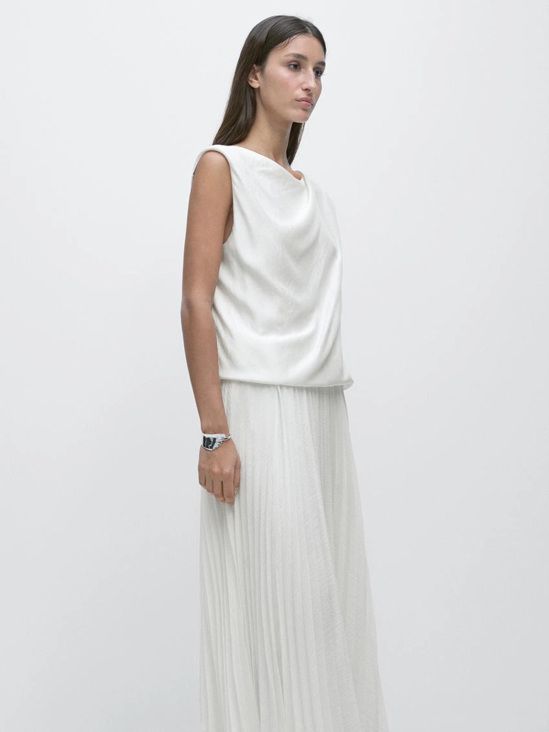 Длинное платье с сочетающимся цветом и деталями в складку