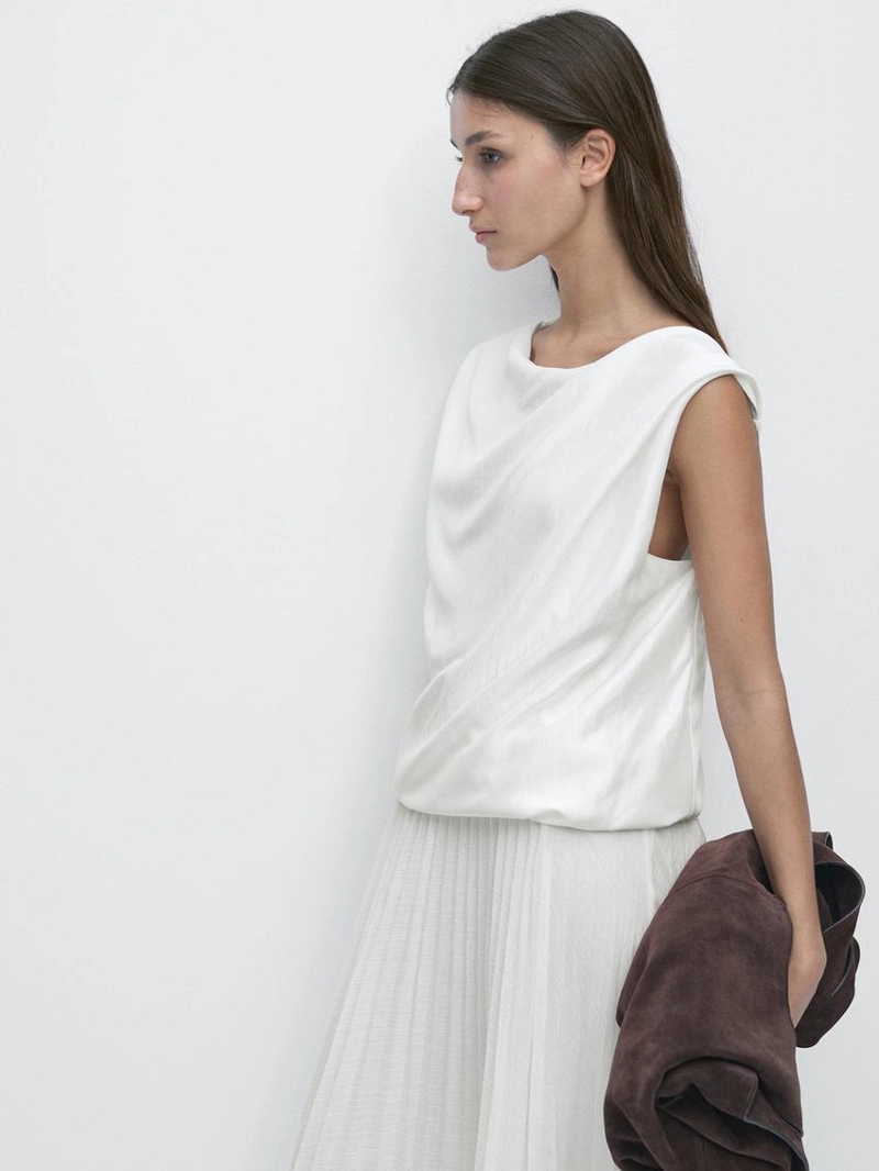 Длинное платье с сочетающимся цветом и деталями в складку