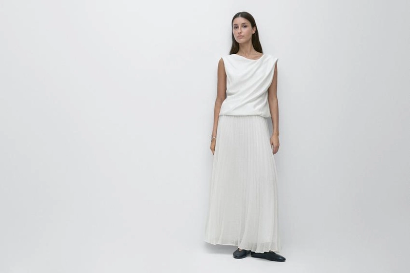 Длинное платье с сочетающимся цветом и деталями в складку