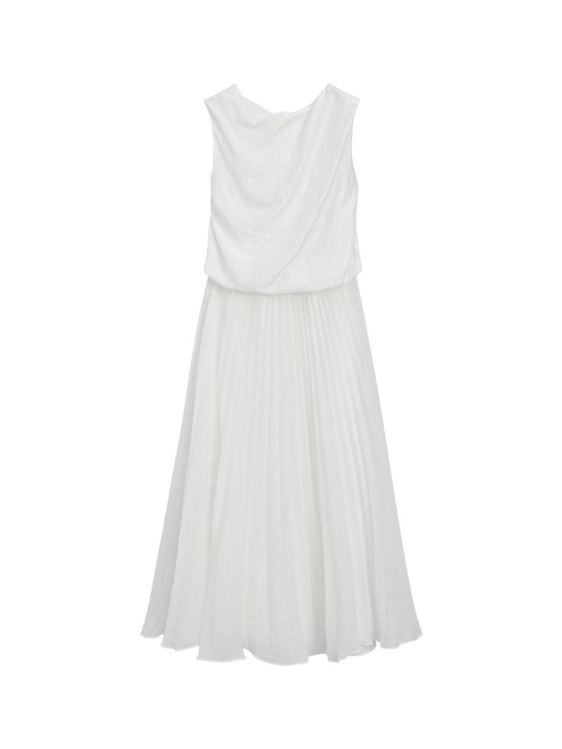 Длинное платье с сочетающимся цветом и деталями в складку