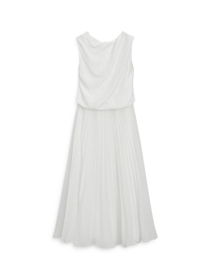 Длинное платье с сочетающимся цветом и деталями в складку