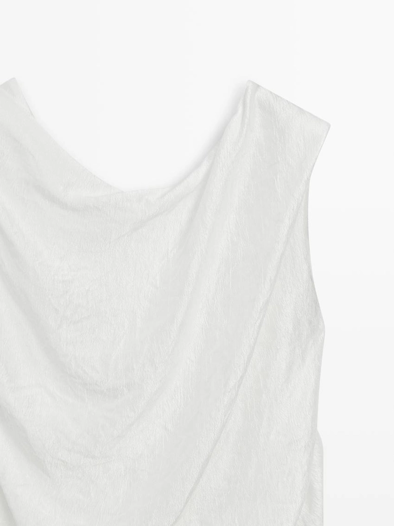 Длинное платье с сочетающимся цветом и деталями в складку