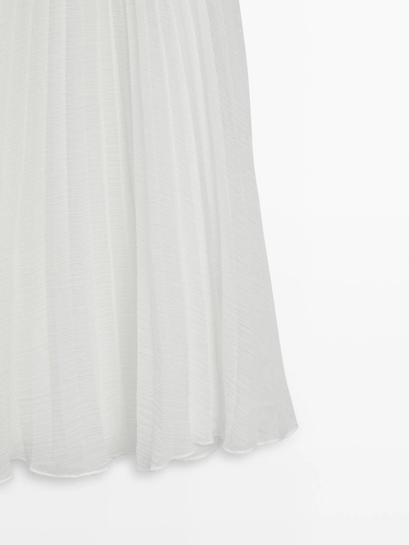 Длинное платье с сочетающимся цветом и деталями в складку