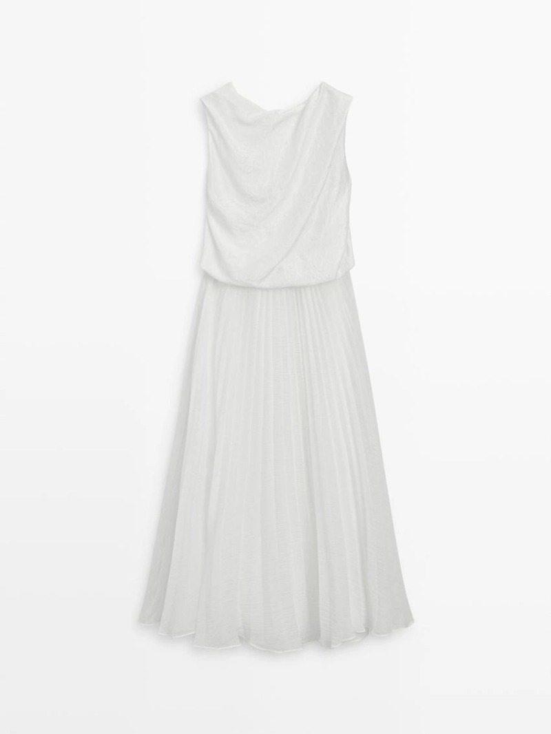 Длинное платье с сочетающимся цветом и деталями в складку