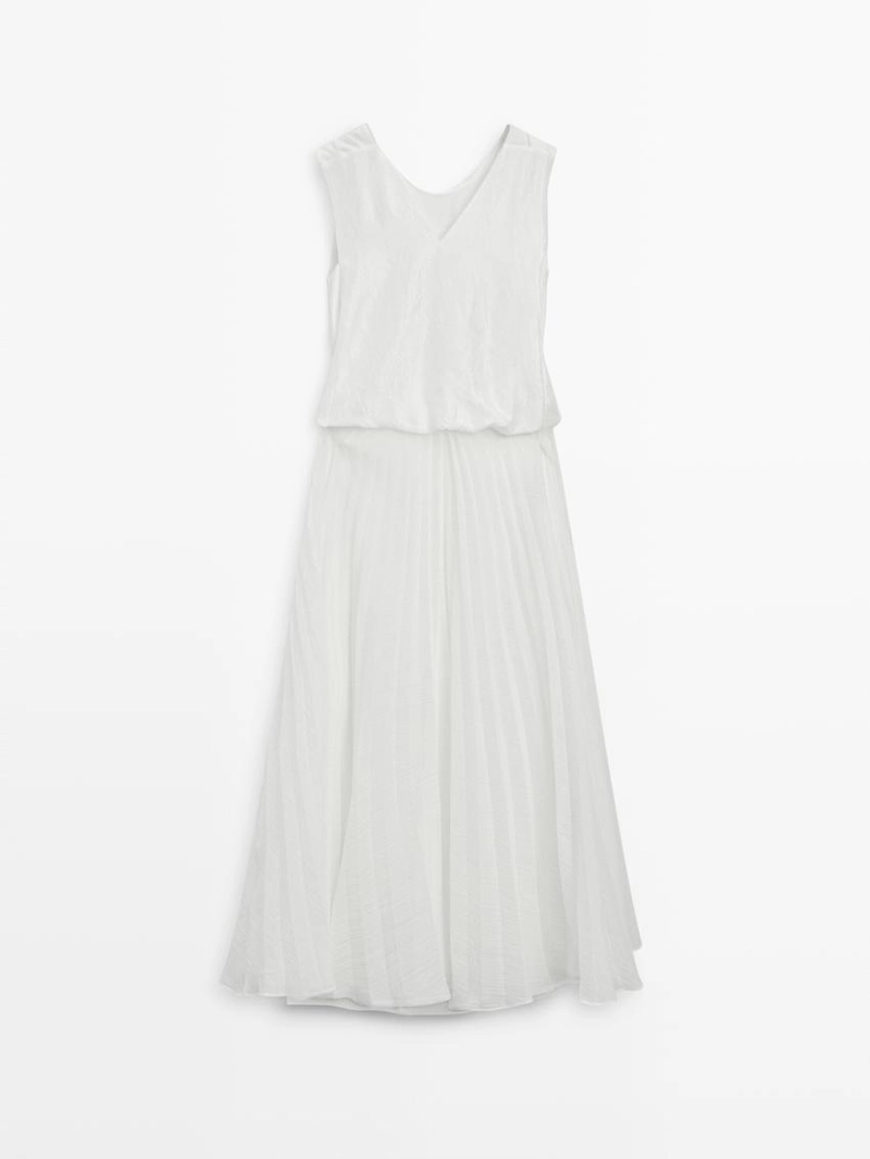 Длинное платье с сочетающимся цветом и деталями в складку