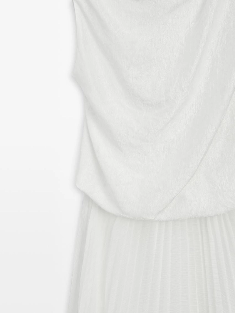 Длинное платье с сочетающимся цветом и деталями в складку