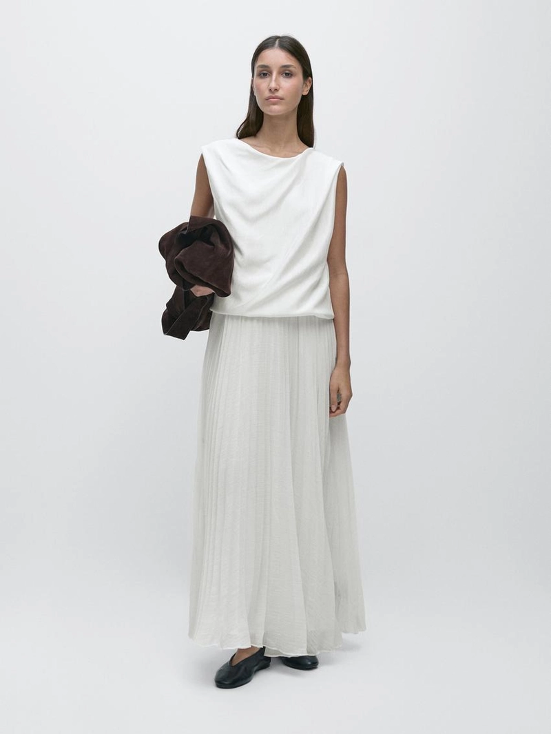 Длинное платье с сочетающимся цветом и деталями в складку