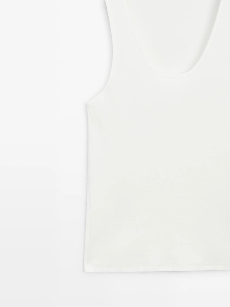 Топ с открытым горловым вырезом и бретельками