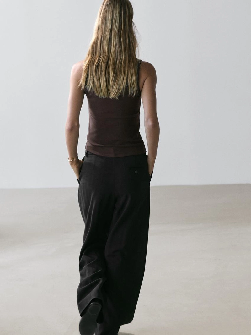 Майка без рукавов с квадратным вырезом