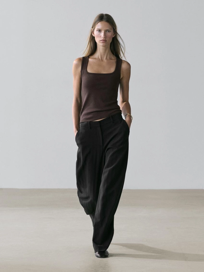 Майка без рукавов с квадратным вырезом