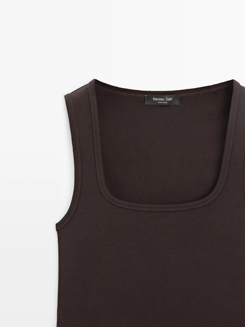 Майка без рукавов с квадратным вырезом