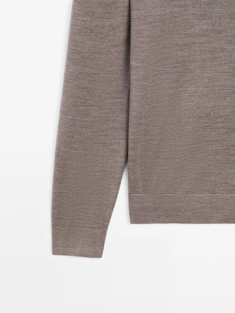 Вязаный свитер из шерсти с воротником-поло