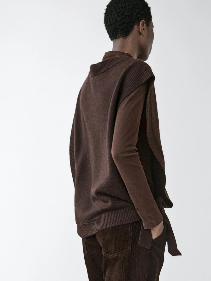 Бюстье с косой линией горловины и деталями завязок