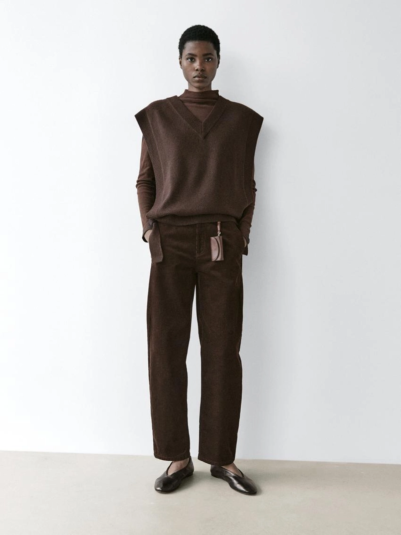 Бюстье с косой линией горловины и деталями завязок