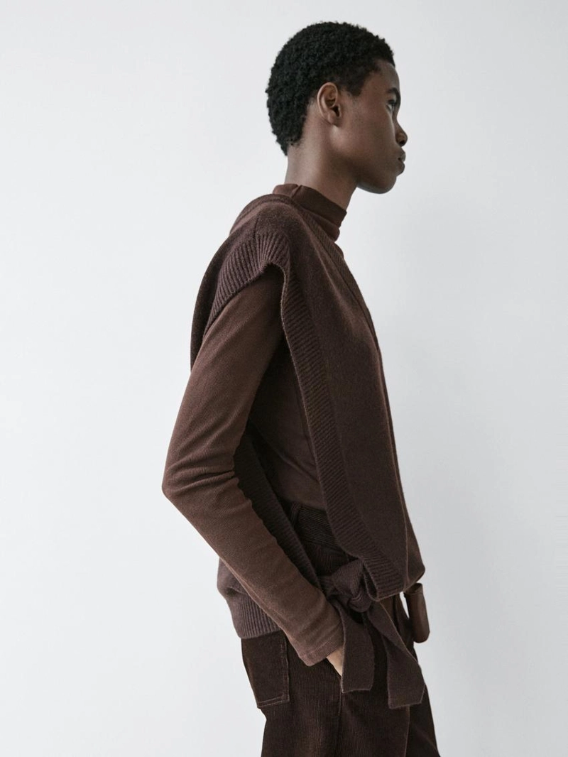 Бюстье с косой линией горловины и деталями завязок