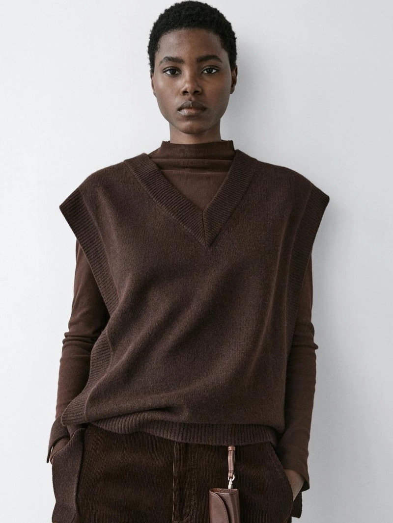 Бюстье с косой линией горловины и деталями завязок