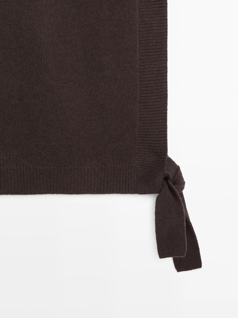 Бюстье с косой линией горловины и деталями завязок